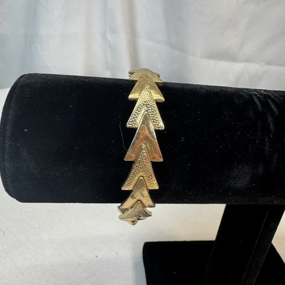 Woman's Jewelry Stretch Gold Tone Arrow‎ Bracelet!, Great Stacked!